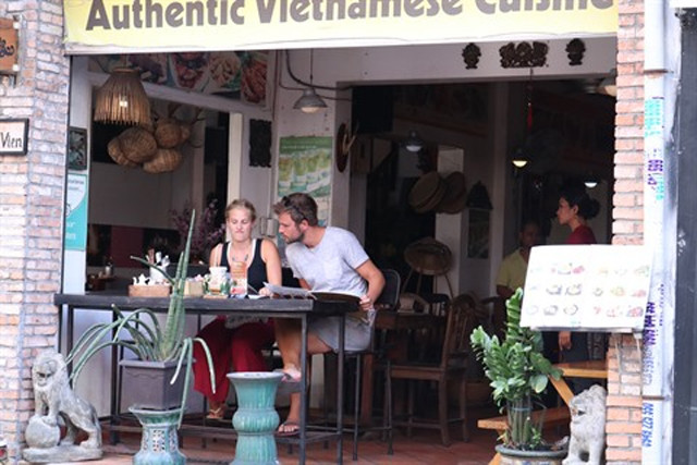 Des touristes étrangers dans la rue Bùi Viên, 1er arrondissement de Hô Chi Minh-Ville. Photo: CVN.