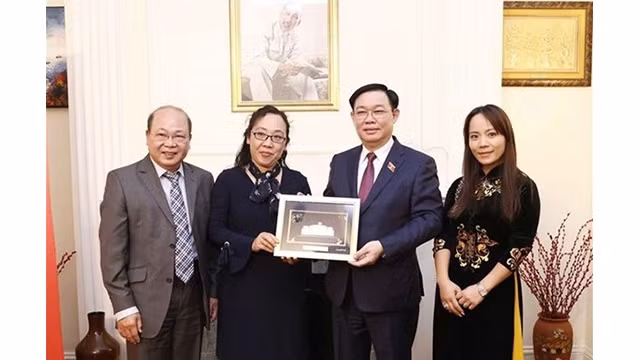 Le Président de l’Assemblée nationale du Vietnam, Vuong Dinh Huê, offre un cadeau à la communauté vietnamienne au Royaume-Uni. Photo : VNA.