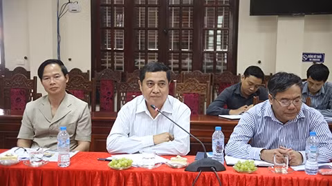 Le vice-ministre et chef adjoint du Comité des affaires ethniques du gouvernement, Son Phuoc Hoan (centre) prend la parole lors de la réception donnée à l’ambassadeur irlandais, le 23 octobre à Hanoi. Photo: cema.gov.vn.