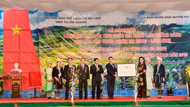 Cérémonie de remise du certificat classant la Réserve naturelle de Na Hang-Lam Binh au site touristique national. Photo : NDEL