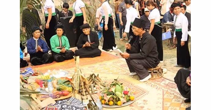 Le chaman commence à inviter les génies des fleurs et des sources d’eaux à venir manger les offrandes. Photo: http://doanhnghiepvn.vn