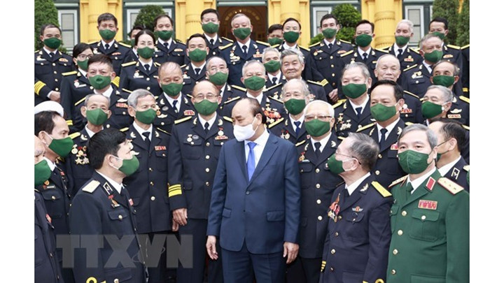 Le Président Nguyên Xuân Phuc a rencontré le 19 octobre à Hanoï une délégation d’anciens combattants de la piste maritime Hô Chi Minh. Photo : VNA.