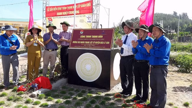 La cérémonie de scellement de plaque de l’ouvrage dédié aux héros morts pour la Partie dans le district insulaire de Ly Son, province de Quang Ngai (au Centre). Photo: CPV