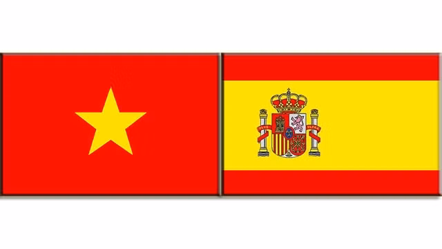 Les drapeaux du Vietnam et de l'Espagne.