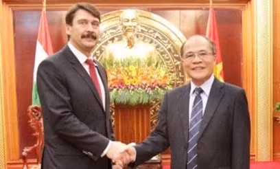  Le Président de l'AN Nguyên Sinh Hùng recoit le Président hongrois, Ader Janos.
