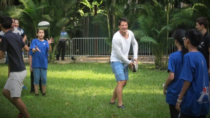 François Trinh Duc joue au rugby avec des enfants dans l'Ambassade de France au Vietnam. Photo : thoidai.com.vn.