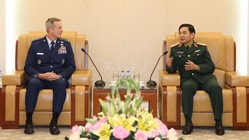Le chef d'État-major général de l'Armée populaire du Vietnam, Phan Van Giang (à droite), et le commandant des forces aériennes américaines du Pacifique, Terrence J. O'Shaughnessy. Photo: QDND.