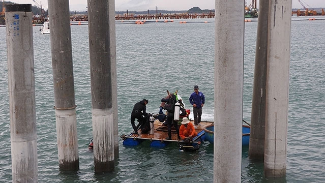 Les scaphandriers marquent l‘emplacement de ce navire et les objets retrouvés au fond de la mer.