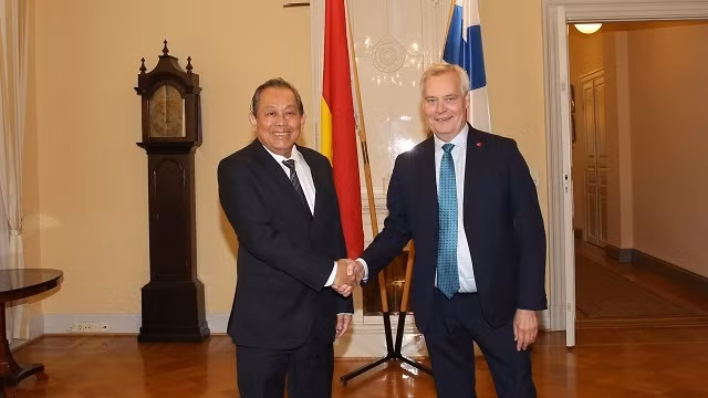 Le Vice-PM vietnamien Truong Hoa Binh (à gauche) et le PM finlandais Antii Rinne. Photo: VGP.
