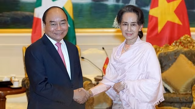 Le PM vietnamien Nguyên Xuân Phuc (à gauche) et la conseillère d'État birmane Aung San Suu Kyi, le 17 décembre à Nay Pyi Taw. Photo : VGP.