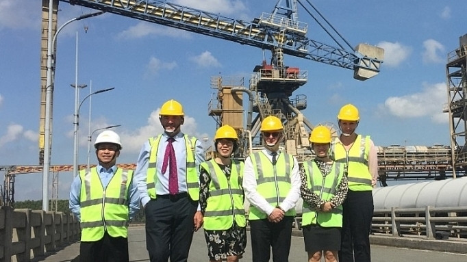 Le ministre de l’Australie-Occidentale Peter Tinley (2e à gauche) visite une usine du groupe australien Interflour, installée dans la zone industrielle de Cai Mep de la province de Bà Ria-Vung Tàu (au Sud). Photo : BCT.