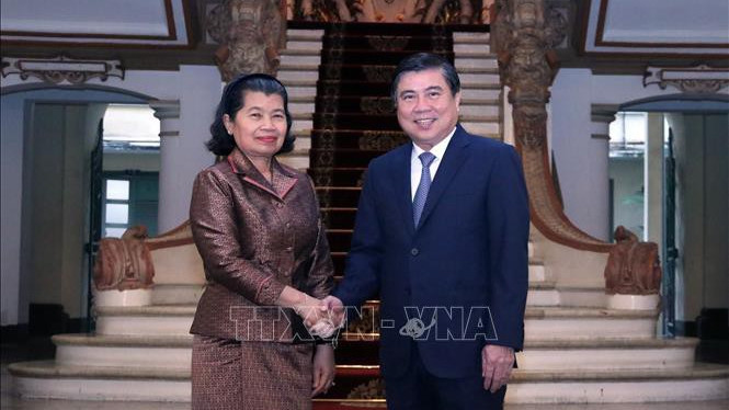 Men Sam An, vice-Première ministre et ministre cambodgienne des Relations avec le Parlement et de l’Inspection, et le président du comité populaire de Hô Chi Minh-Ville,Nguyên Thành Phong. Photo : VNA.