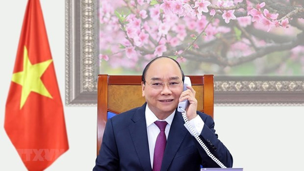 Le PM Nguyên Xuân Phuc s’entretient avec le secrétaire général et Premier ministre du Parti populaire révolutionnaire laotien Thongloun Sisoulith, et le président du Parti du peuple cambodgien et Premier ministre Samdech Techo Hun Sen. Photo : VNA.