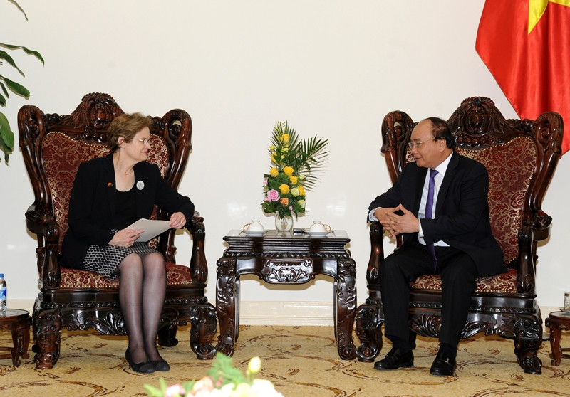 Le PM vietnamien, Nguyên Xuân Phuc (à droite), reçoit l'envoyé spécial du PM australien, Frances Adamson. Photo: Trân Hai/NDEL.