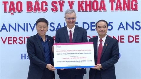 Remise des ouvrages en français par l’Ambassade de France au Vietnam à l’UMH. Photo : Hông Anh/CVN.