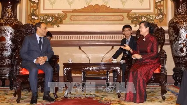 Nguyên Thi Quyêt Tâm, présidente du Conseil populaire de Hô Chi Minh-Ville (à droite) et le président de la Chambre des représentants du Maroc, Habib El Malki, le 20 décembre dans la mégapole du Sud. Photo : VNA.