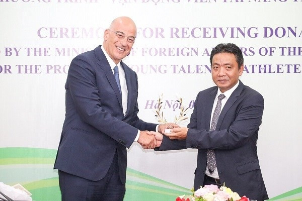Le ministre grec des Affaires étrangères, Nikolaos Dendias (à gauche), et le vice-ministre de la Culture, des Sports et du Tourisme, Hoàng Dao Cuong. Photo : VNA.