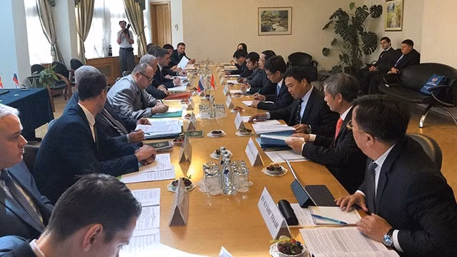 Entretien entre les dirigeants des agences douanières du Vietnam et de la Russie. Photo : NDEL.