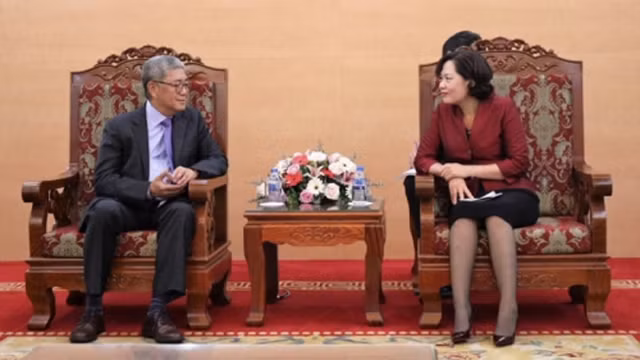 La vice-gouverneur de la BEV, Nguyên Thi Hông (à droite) et le représentant en chef de la BRI en Asie-Pacifique, Eli Remolona, le 14 mars à Hanoi. Photo : thoibaonganhang.vn. 