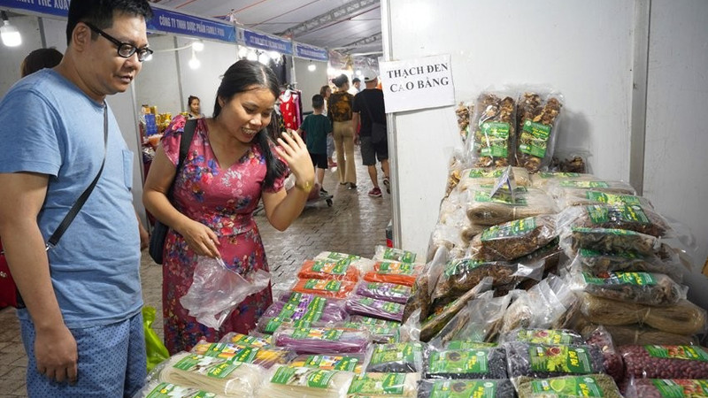 Dans un stand lors de Coop Expo 2022. Photo : congthuong.vn.