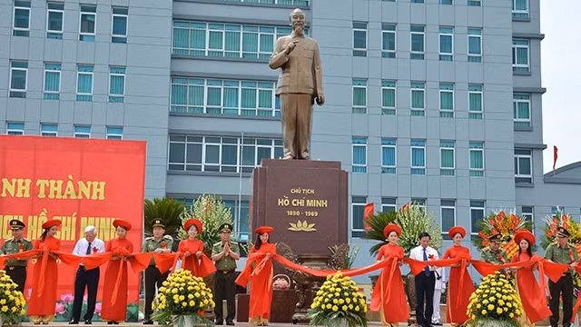 Les délégués coupent le ruban pour inaugurer le mémorial dédié au Président Hô Chi Minh. Photo : NDEL.