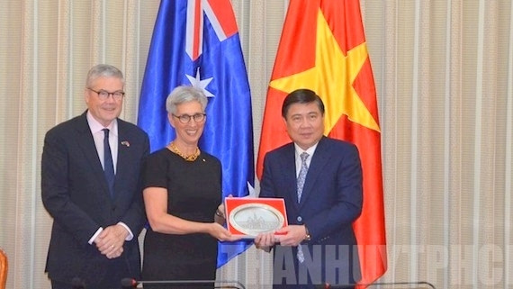 Le président du Comité populaire de HCM-Ville, Nguyên Thành Phong (à droite) remet un cadeau à la gouverneure de Victoria, Linda Dessau. Photo : VNA.