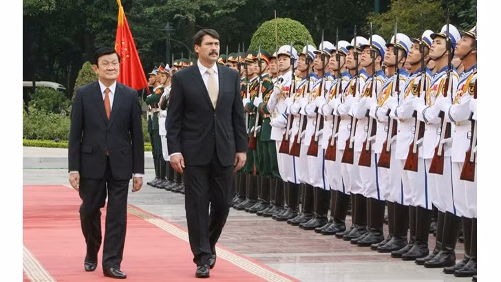 Le Président Truong Tân Sang et le Président hongrois, Ader Janos, passent en revue la garde d'honneur vietnamienne. Photo: VNA.