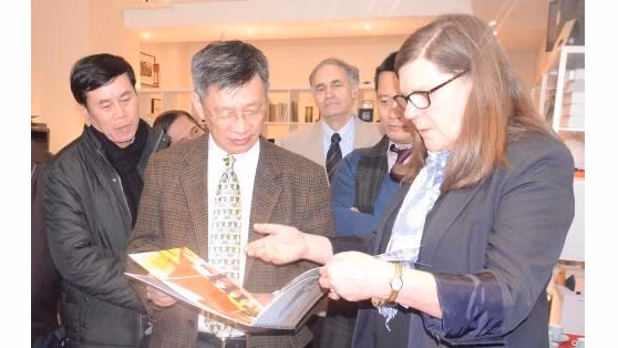 Le vice-président de la Commission centrale des Relations extérieures, Nguyên Tuân Phong, a rencontré la première secrétaire du Parti communiste du Canada (marxiste–léniniste) Sandra Smith. Photo: VNA.