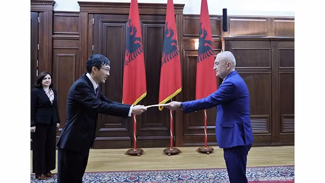  L’ambassadeur vietnamien, Lê Hông Truong (à gauche) et le Président albanais Ilir Meta (à droite). Photo : baoquocte.vn