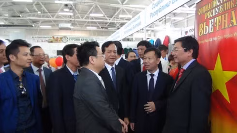 Le président du comité populaire de Ninh Thuân, Luu Xuân Vinh, rencontre les représentants des entreprises vietnamiennes à Koursk. Photo: VOV.