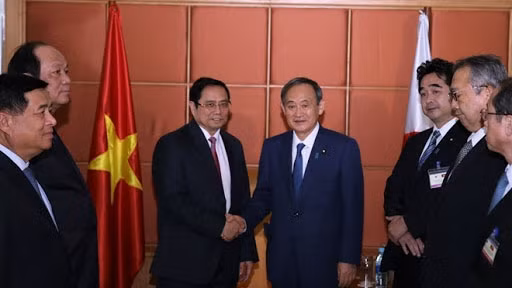 Pham Minh Chinh (à gauche), membre du Bureau Politique, secrétaire du Comité central du Parti, chef de la Commission centrale d'organisation, président du Groupe des parlementaires d'amitié Vietnam-Japon et le Premier ministre du Japon, Suga Yoshihide. Photo : CAND.
