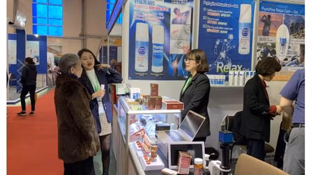 Dans un stand de la 26e Vietnam Medipharm Expo. Photo : VNA.