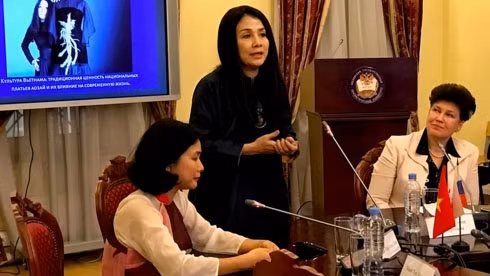 La styliste vietnamienne Minh Hanh prend la parole. Photo : VOV