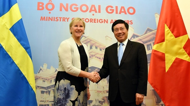 Le Vice-PM et ministre des AE du Vietnam, Pham Binh Minh et la ministre suédoise des AE, Margot Wallström, le 23 novembre, à Hanoi. Photo : VGP.