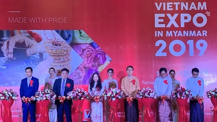 Cérémonie d'ouverture de la Foire des marchandises vietnamiennes au Myanmar 2019. Photo: NDEL.