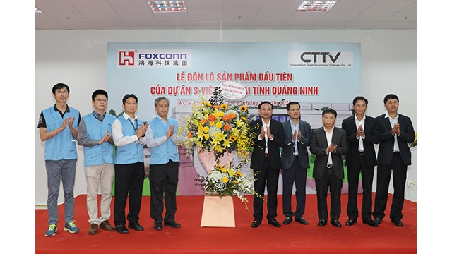 Le secrétaire du Comité municipal du Parti pour Quang Ninh, Nguyên Xuân Ky, félicite le Foxconn Group pour son livraison du premier lot de produits. Photo : Journal Quang Ninh.