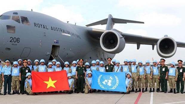 Le vice-ministre de la Défense du Vietnam, le lieutenant-général Nguyen Chi Vinh, avec le personnel de l'hôpital de campagne de niveau 2 No1, avant leur départ pour le Soudan du Sud pour une mission de maintien de la paix de l'ONU. Photo: VNA