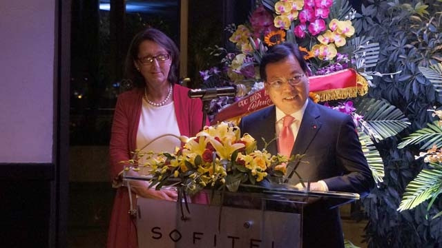 L'ambassadeur Duong Chi Dung et Mme Anne Lange, déléguée Wallonie-Bruxelles. Photo: Duy Khanh/NDEL.