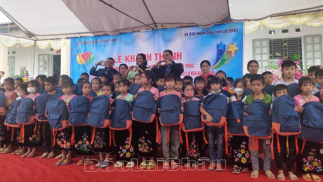 Cérémonie d'inauguration d'une bibliothèque conviviale pour les élèves de l'école primaire de Phuc Thân. Photo : thoidai.com.vn.