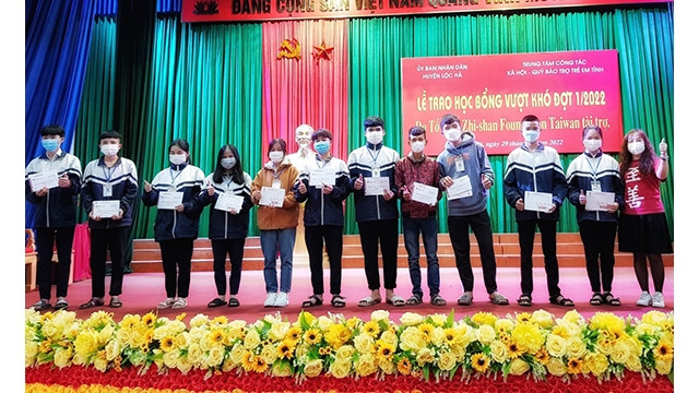 La cérémonie de remise des bourses d’études, d’une valeur totale de plus de 650 millions de dôngs à des élèves et étudiants défavorisés de Hà Tinh. Photo : NDEL.