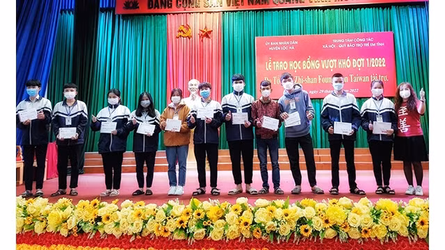La cérémonie de remise des bourses d’études, d’une valeur totale de plus de 650 millions de dôngs à des élèves et étudiants défavorisés de Hà Tinh. Photo : NDEL.