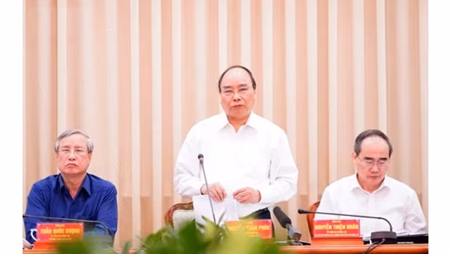 Le Premier ministre Nguyên Xuân Phuc (debout) préside une réunion à Hô Chi Minh-Ville. Photo : VOV