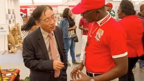 L’ambassadeur du Vietnam en Angola, Dô Ba Khoa (à gauche) à la Foire internationale à Cela, province de Cuanza Sul, en Angola. Photo: CVN.