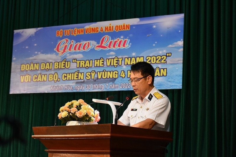Le colonel La Van Hung, commissaire politique adjoint de la 4e région navale s'exprime lors de l'événement. Photo : Thoi Dai.