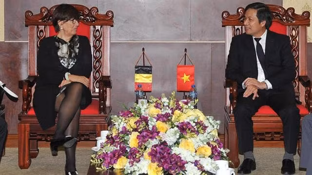 Le rédacteur en chef adjoint du journal Nhân Dân, Lê Quôc Khanh (à droite) et l’ambassadrice belge au Vietnam, Jehanne Roccas, le 5 décembre, à Hanoi. Photo : Anh Tuân.