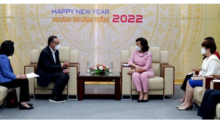 Rencontre entre Ngô Thi Kim Yên, présidente adjointe du Comité populaire de Dà Nang et Doseba Sinay, représentant de l’organisation de World Vision International au Vietnam. Photo : thoidai.com.vn.