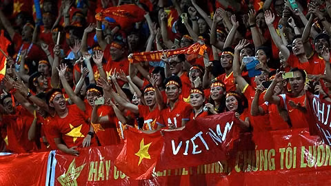 Les supporteurs vietnamiens expriment leur joie pour la victoire du Vietnam. Photo: Hai Dang/NDEL.