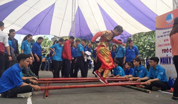 Les jeunes participent au jeu populaire. Photo: sggp.org.vn