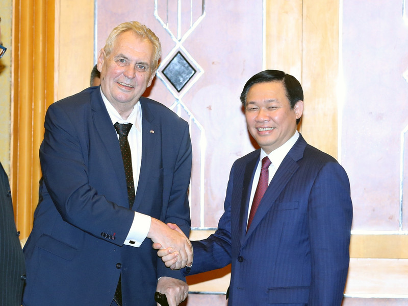 Le Vice-PM vietnamien, Vuong Dinh Huê (à droite), et le Président tchèque Milos Zeman. Photo: VGP.
