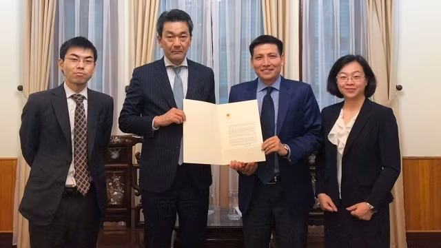 Remise de la note diplomatique sur l’approbation de l’ouverture du Bureau consulaire du Japon à Dà Nang. Photo : BQT.